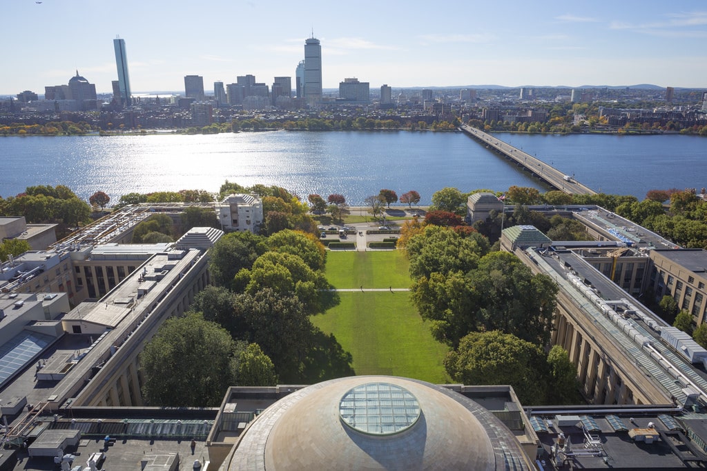 블록 체인 교육 네트워크 : MIT의 예술은 강을 내려다보고 있습니다