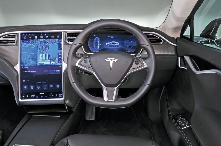 Interior Tesla Model S melalui Autocar