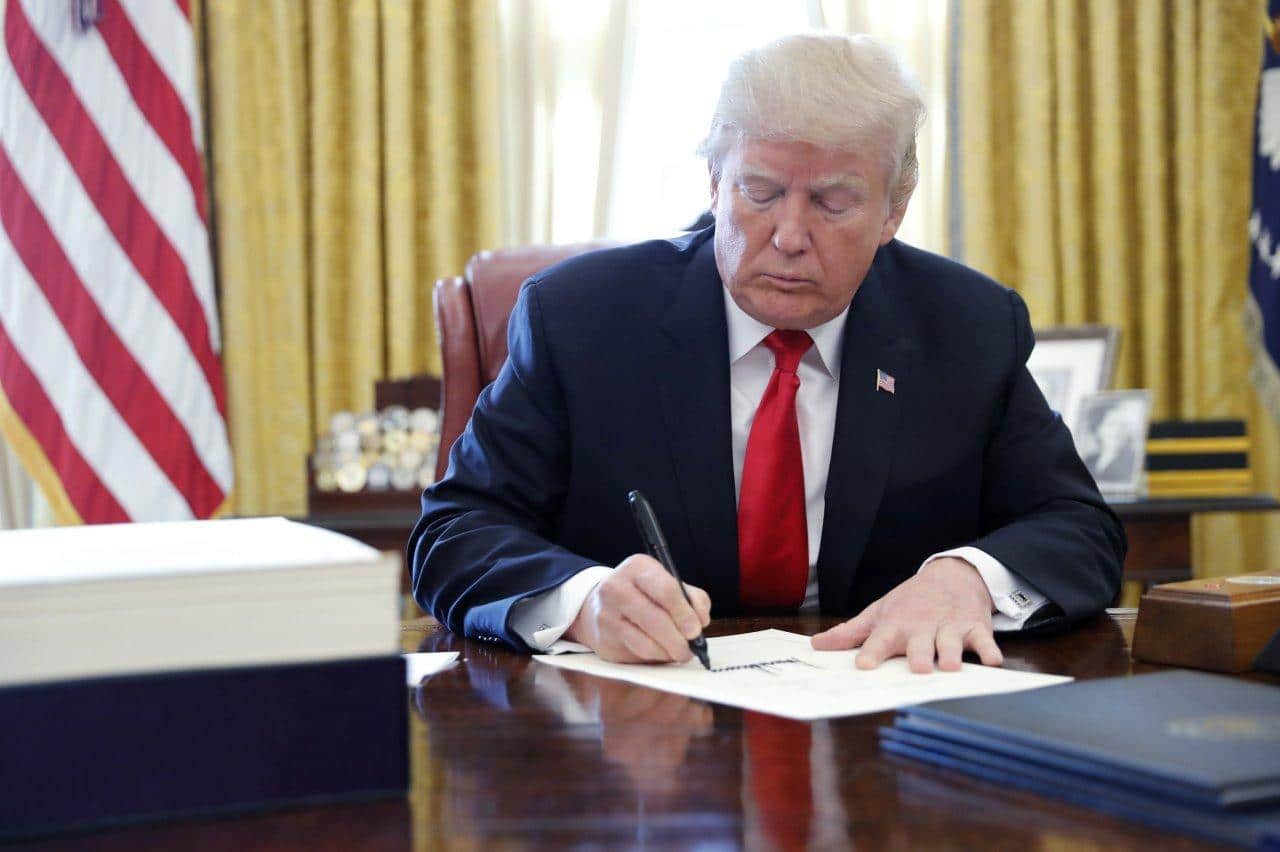 도널드 J 트럼프 대통령, 월스트리트 저널을 통해 법률 이미지에 서명